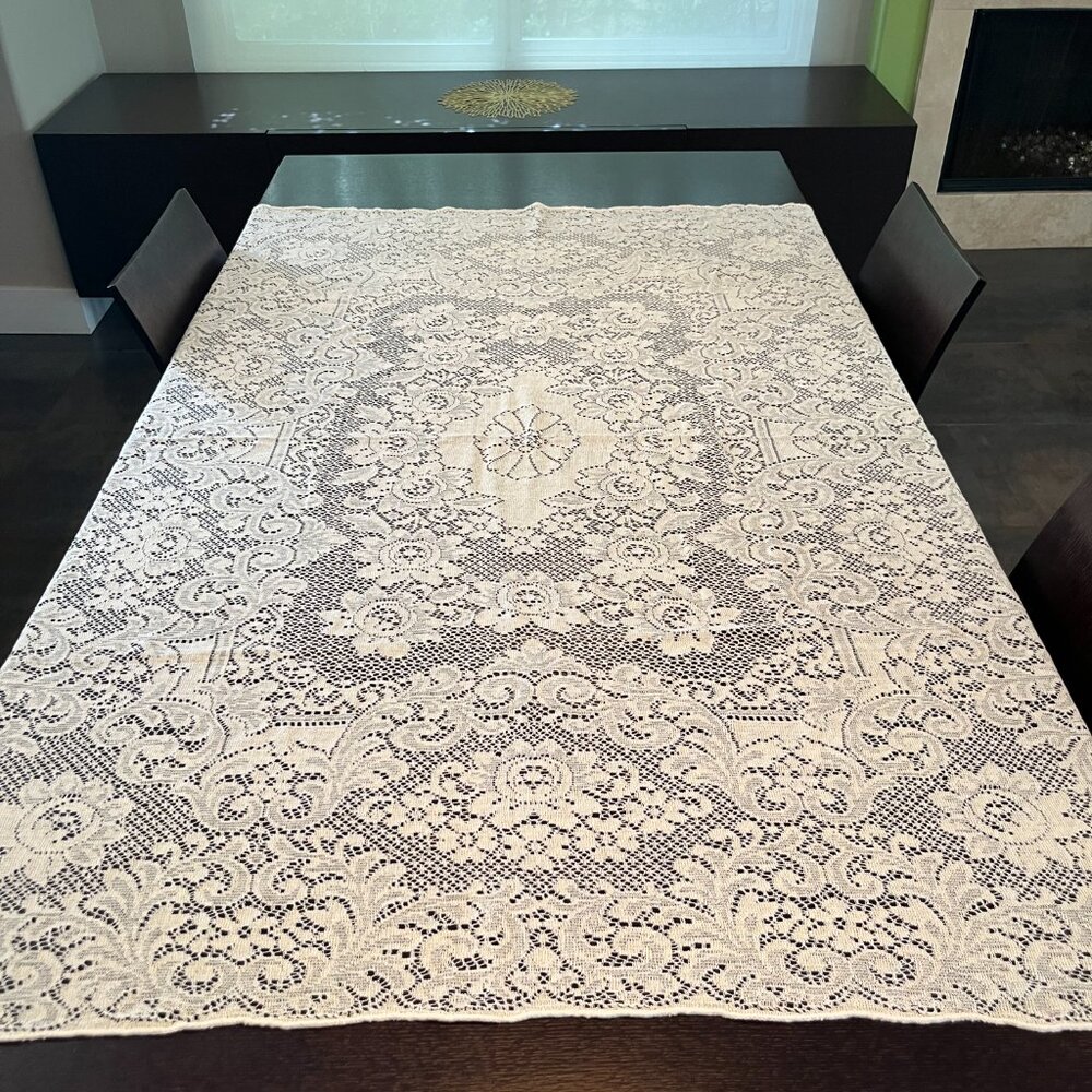 Large Lace Tablecloth - Picture 7 of 8